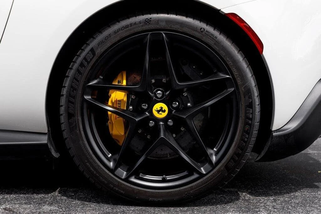 2025 Ferrari Roma Spider - Image 17 of 31