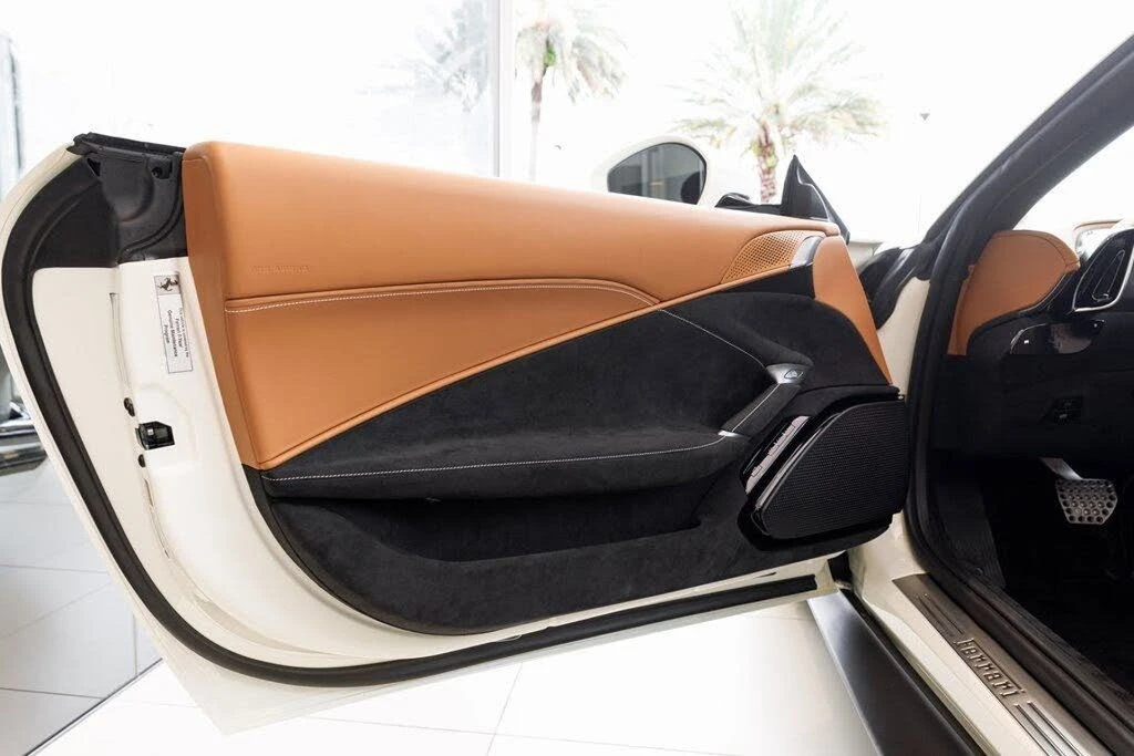 2025 Ferrari Roma Spider - Image 21 of 31