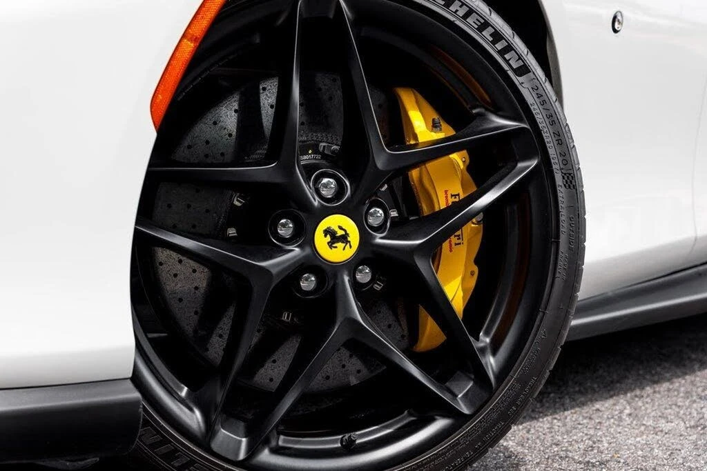 2025 Ferrari Roma Spider - Image 9 of 31