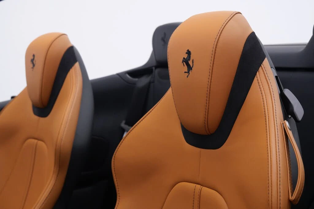 2025 Ferrari Roma Spider - Image 26 of 31