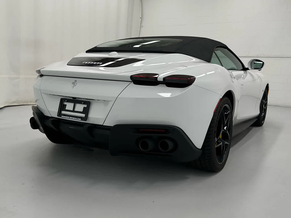 2025 Ferrari Roma Spider - Image 13 of 31