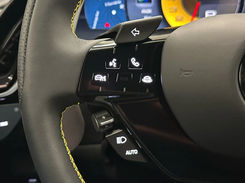 2025 Ferrari Roma Spider - Image 28 of 31