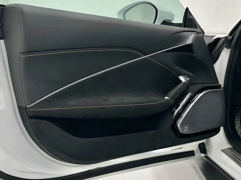 2025 Ferrari Roma Spider - Image 26 of 31