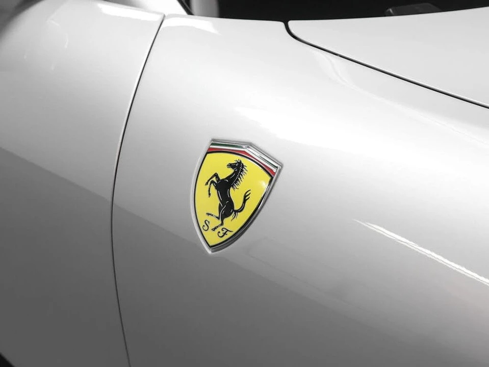 2025 Ferrari Roma Spider - Image 8 of 31