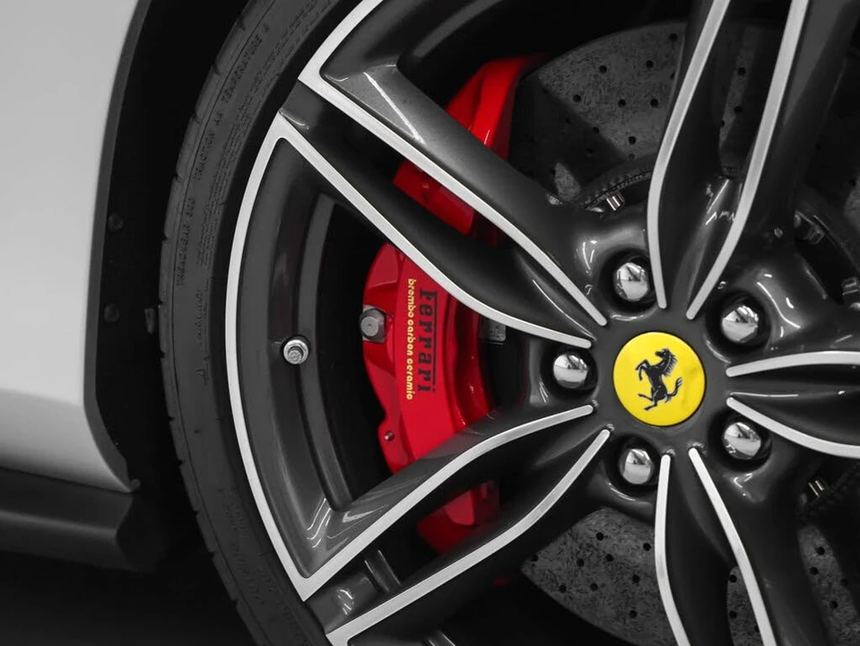 2025 Ferrari Roma Spider - Image 11 of 31