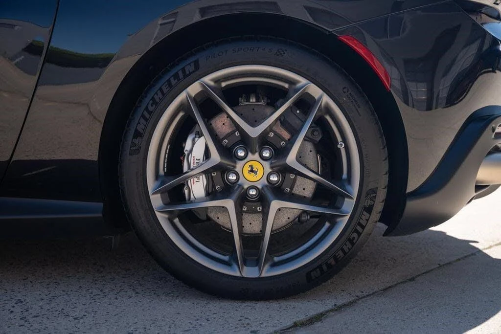2025 Ferrari Roma Spider - Image 21 of 31