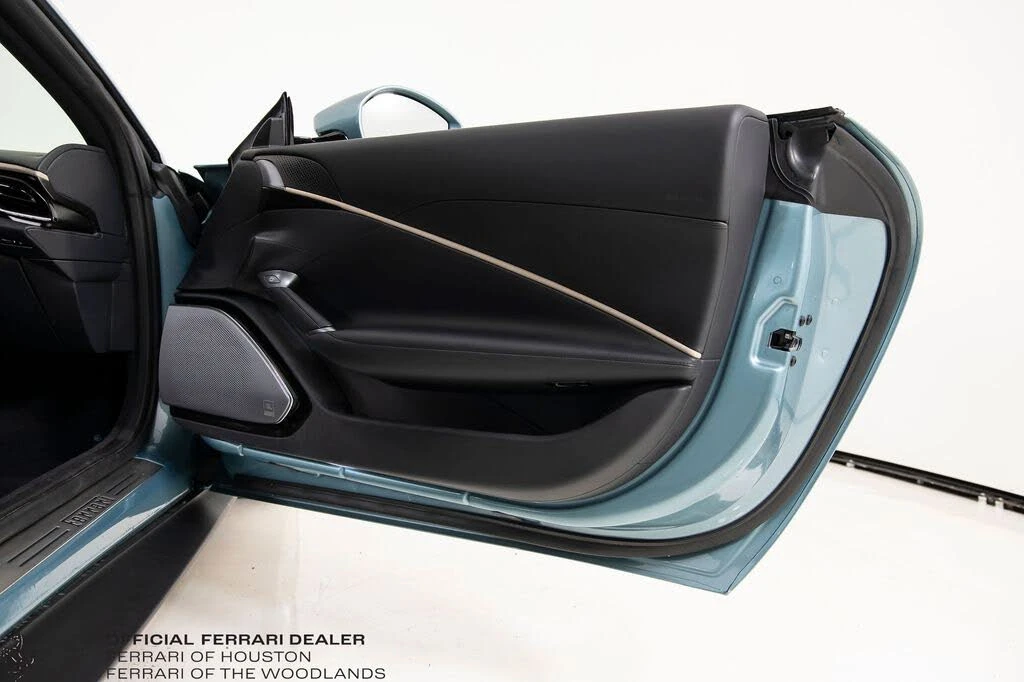 2025 Ferrari Roma Spider - Image 23 of 31