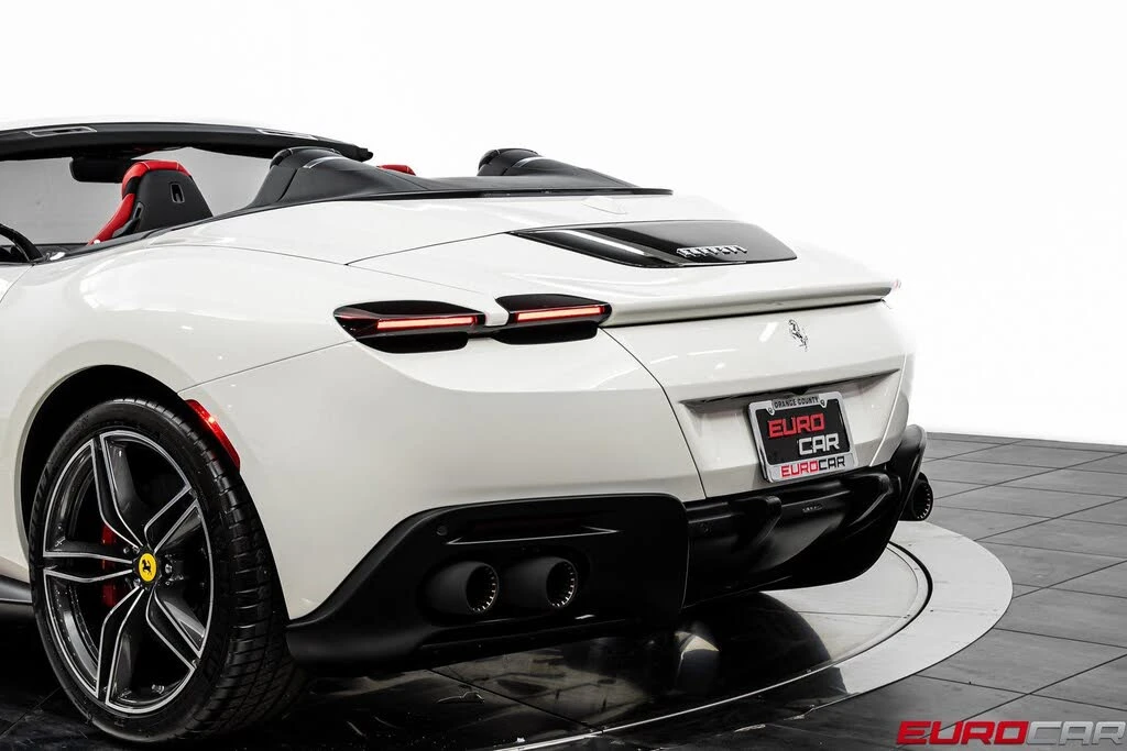 2025 Ferrari Roma Spider - Image 18 of 31