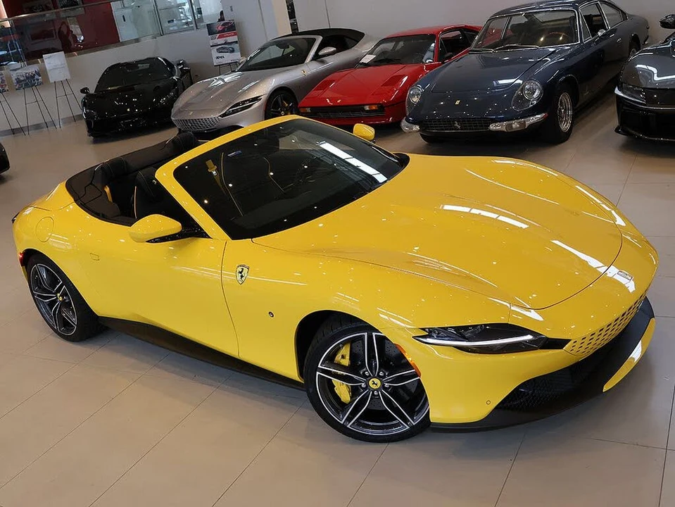 2025 Ferrari Roma Spider - Image 13 of 31