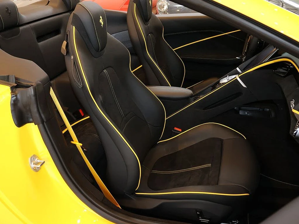 2025 Ferrari Roma Spider - Image 26 of 31