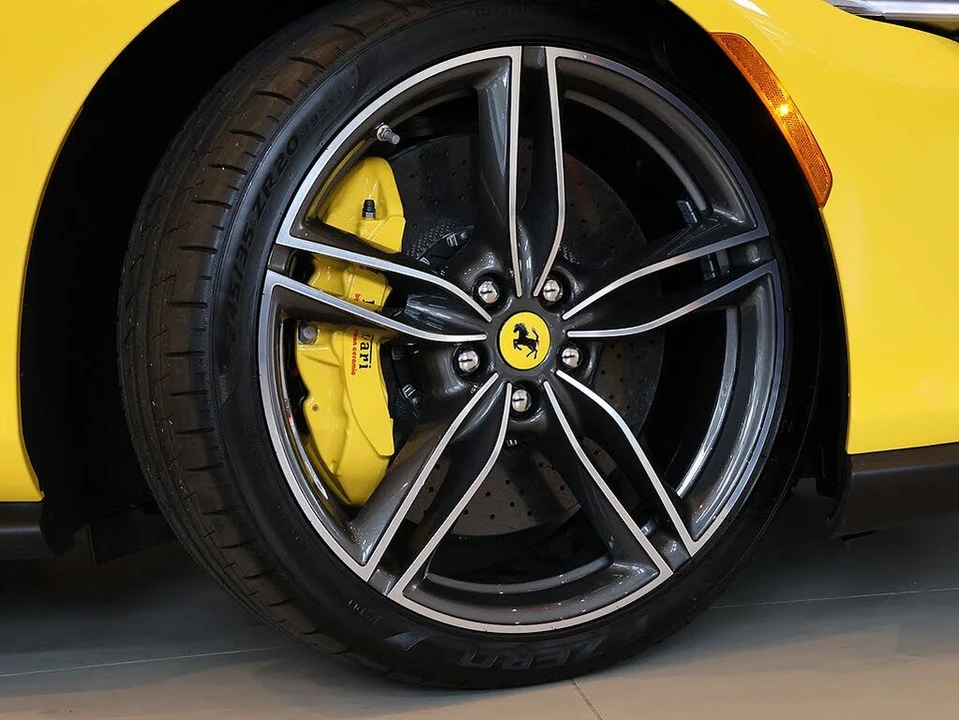 2025 Ferrari Roma Spider - Image 9 of 31