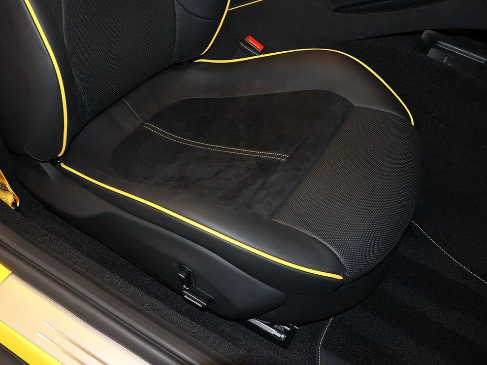 2025 Ferrari Roma Spider - Image 28 of 31