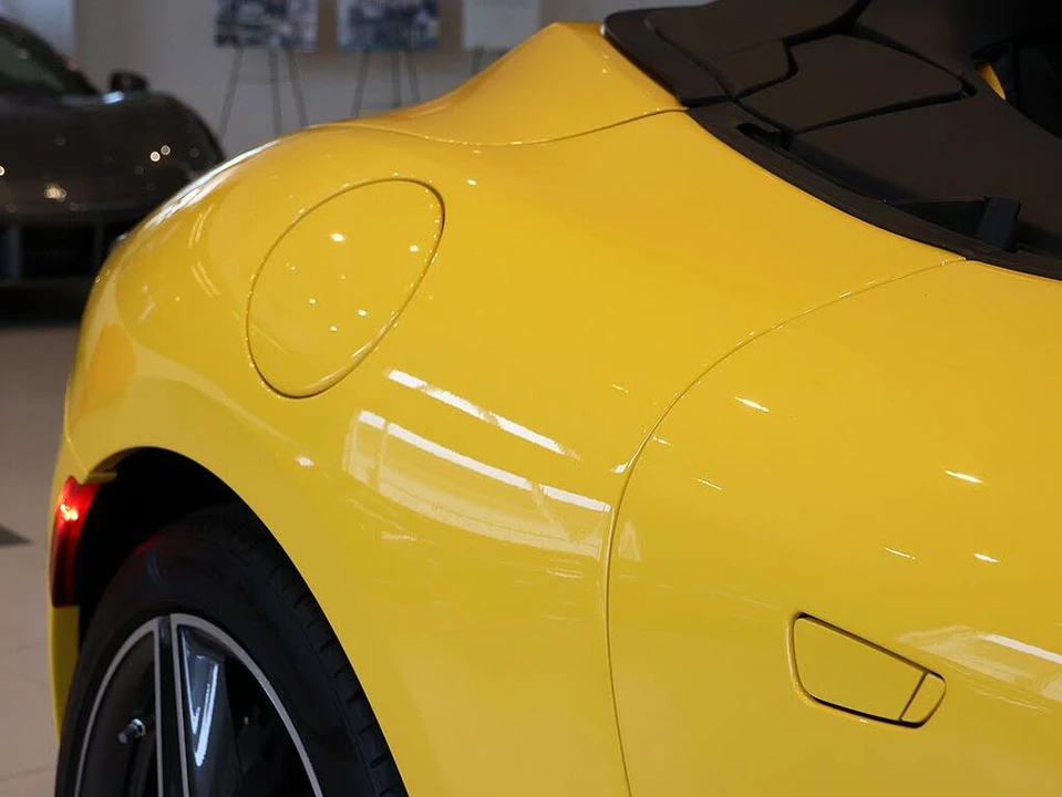 2025 Ferrari Roma Spider - Image 25 of 31