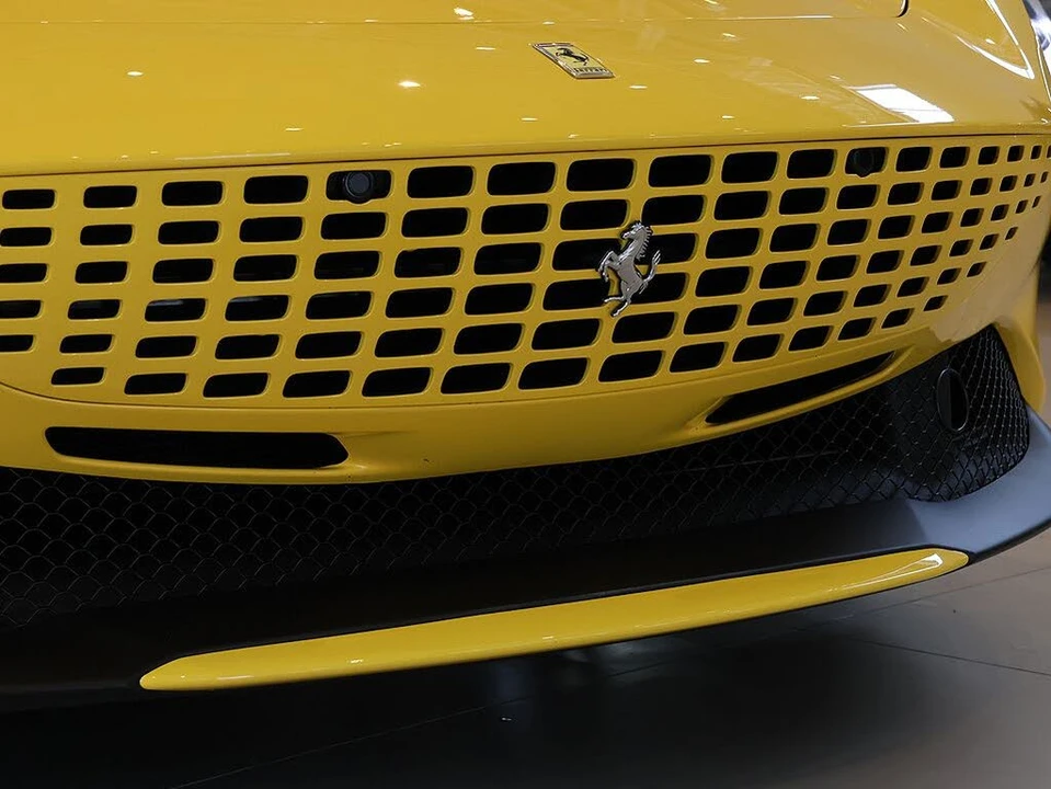 2025 Ferrari Roma Spider - Image 18 of 31