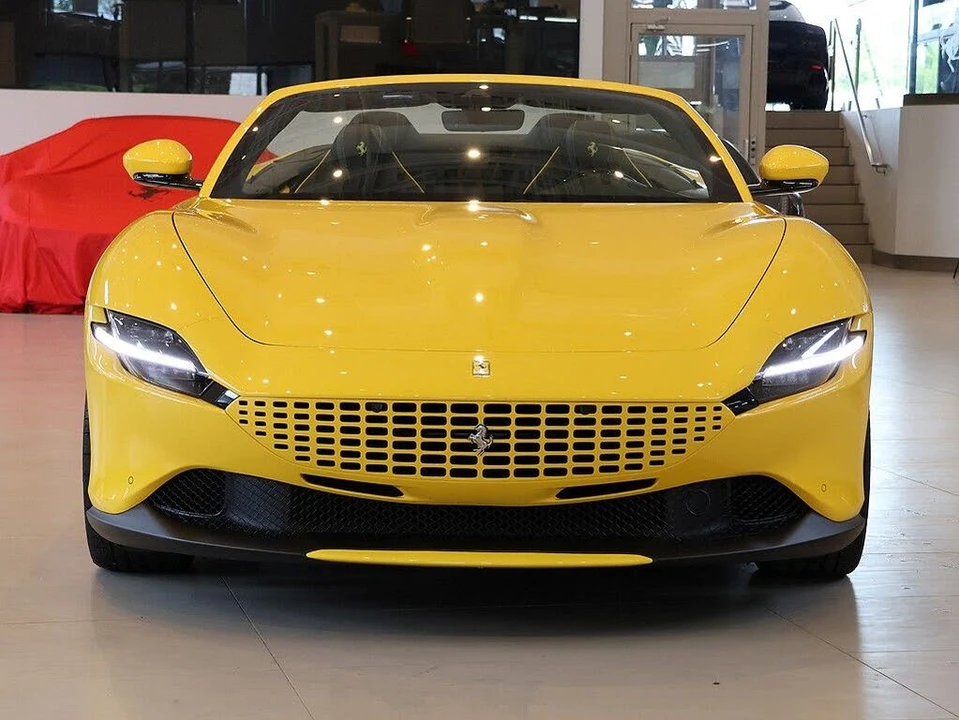 2025 Ferrari Roma Spider - Image 23 of 31