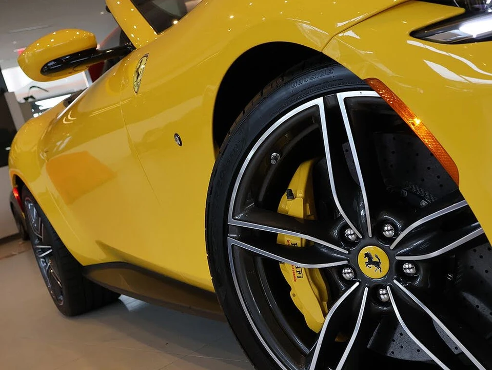 2025 Ferrari Roma Spider - Image 12 of 31