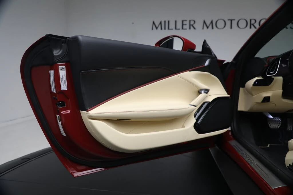 2025 Ferrari Roma Spider - Image 21 of 31