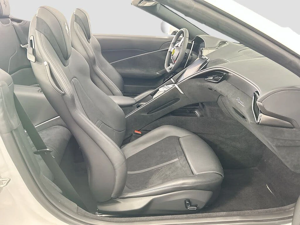 2025 Ferrari Roma Spider - Image 18 of 31