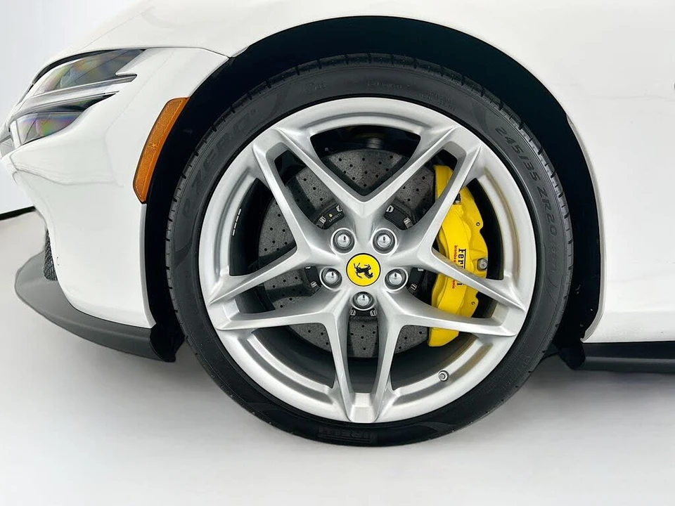 2025 Ferrari Roma Spider - Image 26 of 31