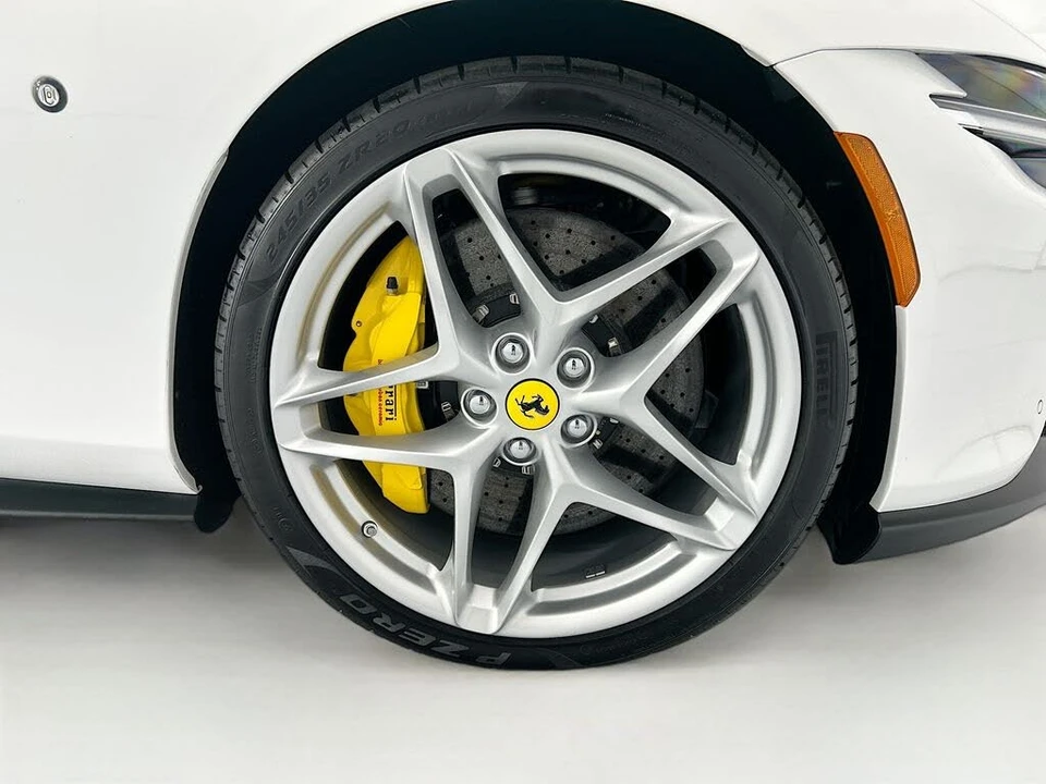 2025 Ferrari Roma Spider - Image 28 of 31