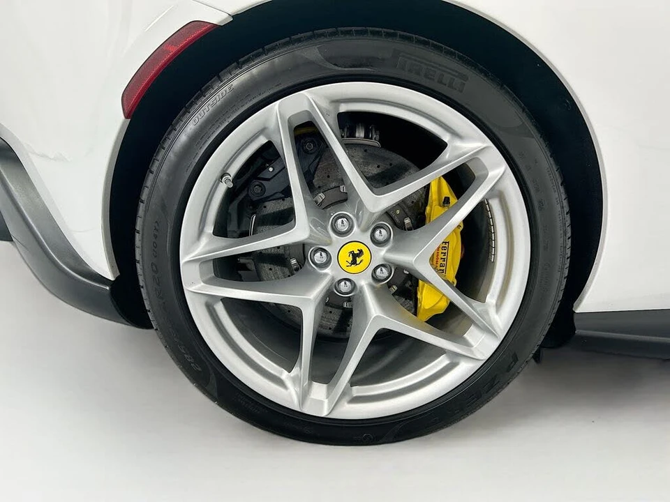 2025 Ferrari Roma Spider - Image 29 of 31