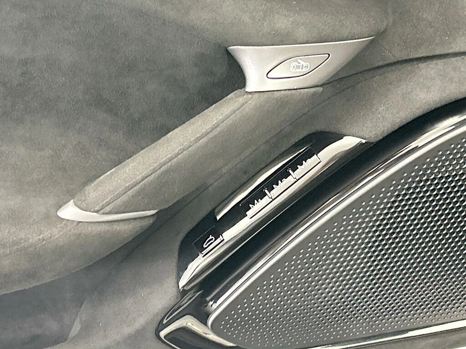 2025 Ferrari Roma Spider - Image 21 of 31