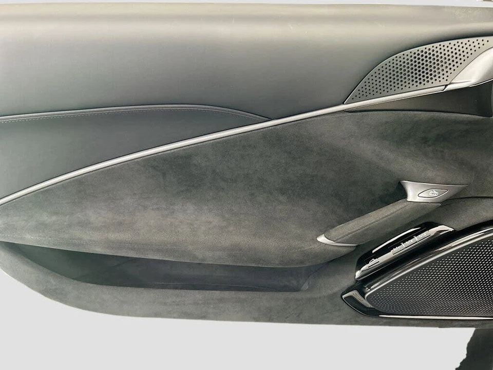 2025 Ferrari Roma Spider - Image 22 of 31