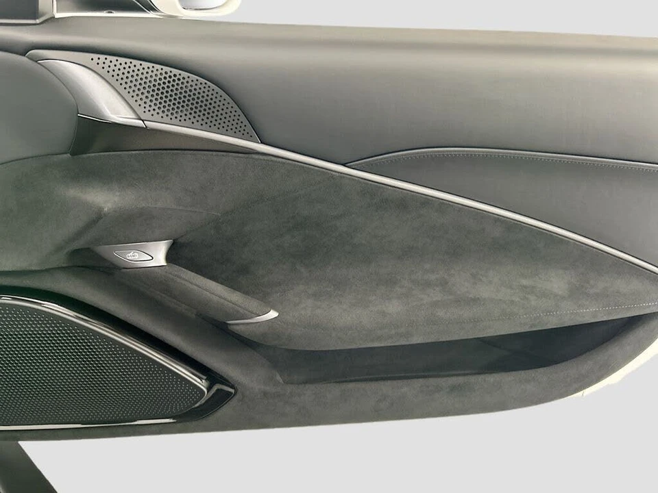 2025 Ferrari Roma Spider - Image 23 of 31