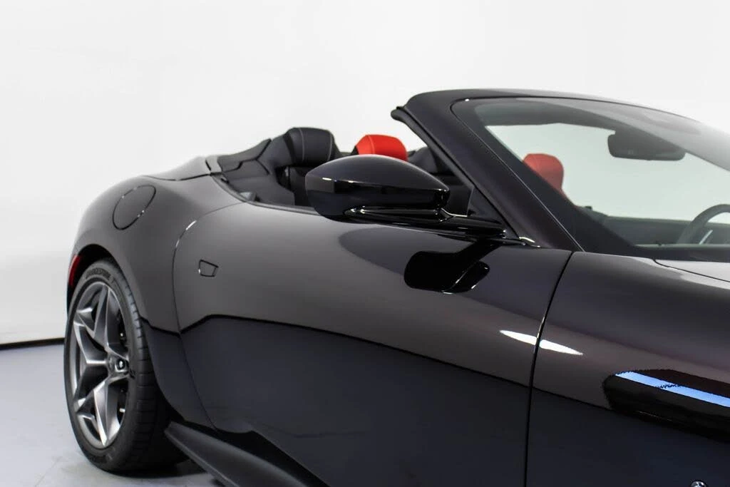 2025 Ferrari Roma Spider - Image 14 of 31