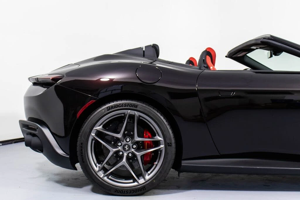 2025 Ferrari Roma Spider - Image 17 of 31