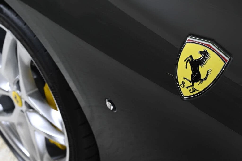 2025 Ferrari Roma Spider - Image 27 of 31