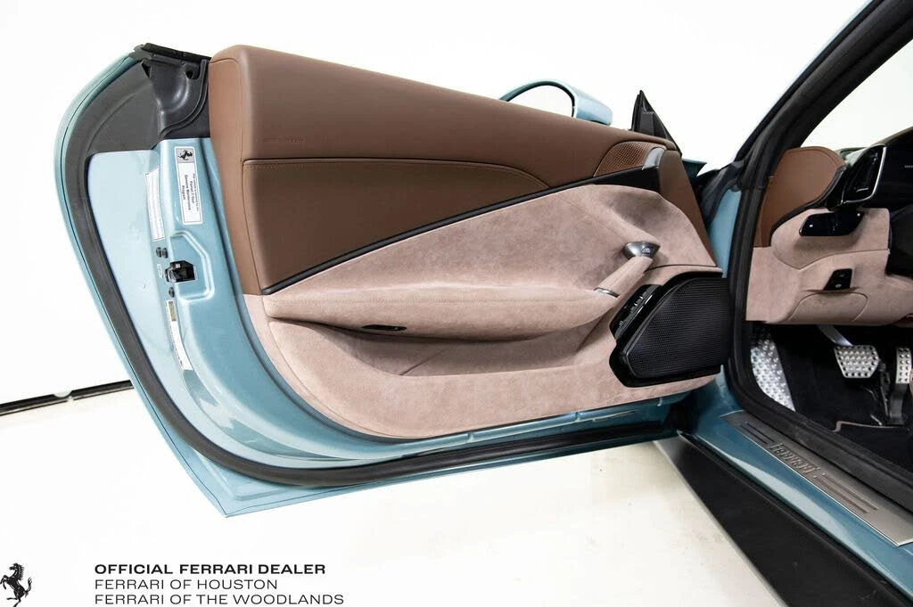 2025 Ferrari Roma Spider - Image 27 of 31