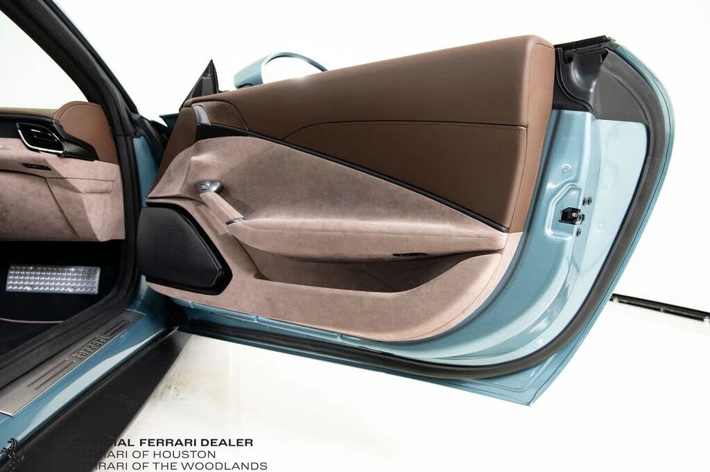 2025 Ferrari Roma Spider - Image 28 of 31