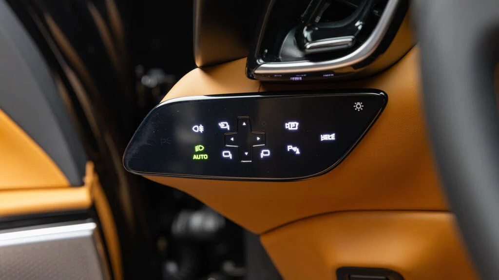 2025 Ferrari Roma Spider - Image 23 of 31