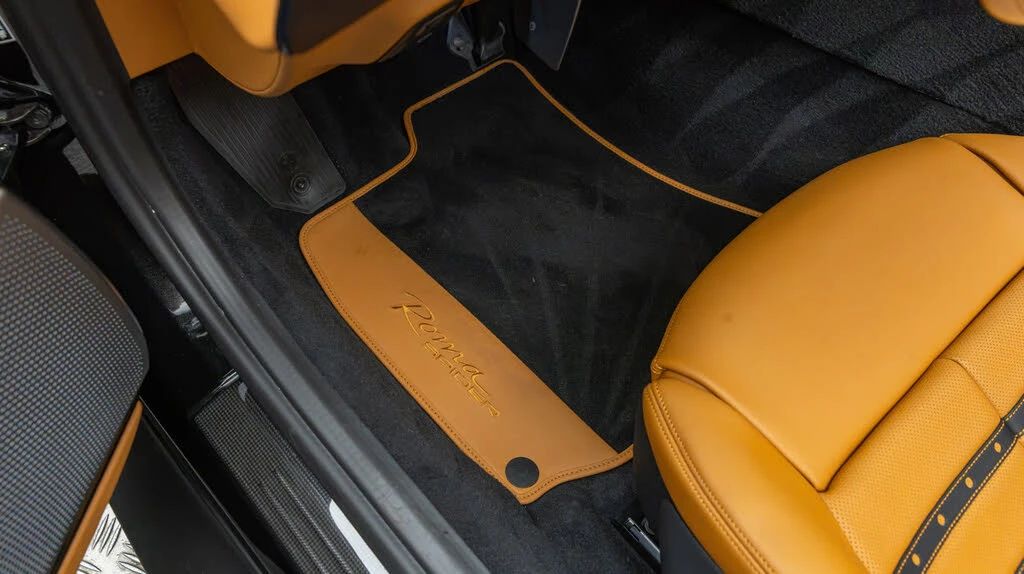 2025 Ferrari Roma Spider - Image 19 of 31