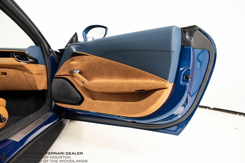 2025 Ferrari Roma Spider - Image 23 of 31