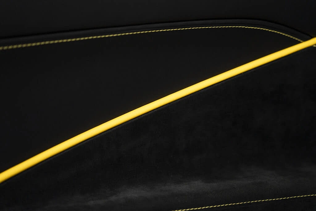 2025 Ferrari Roma Spider - Image 28 of 31