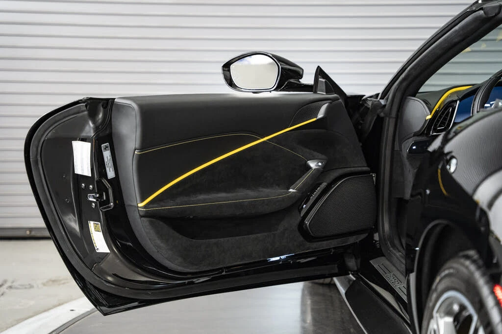 2025 Ferrari Roma Spider - Image 27 of 31