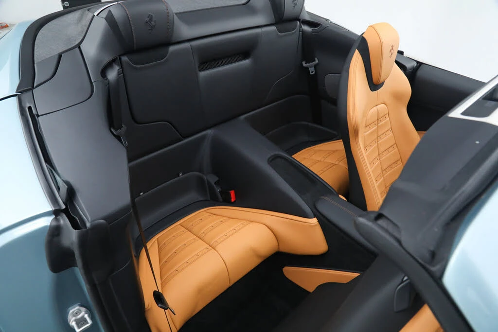 2025 Ferrari Roma Spider - Image 24 of 31