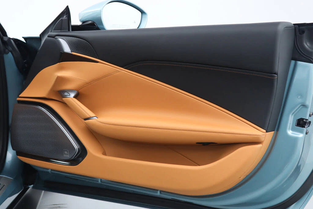 2025 Ferrari Roma Spider - Image 20 of 31