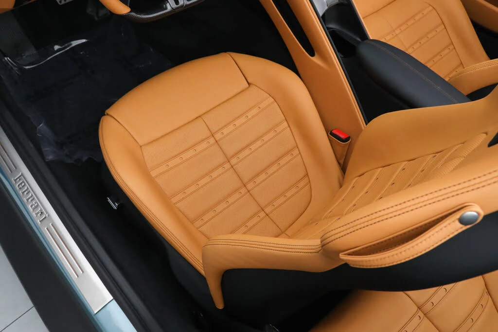 2025 Ferrari Roma Spider - Image 27 of 31