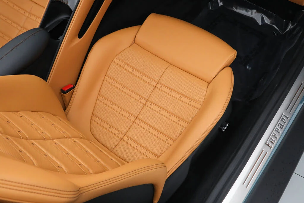 2025 Ferrari Roma Spider - Image 25 of 31