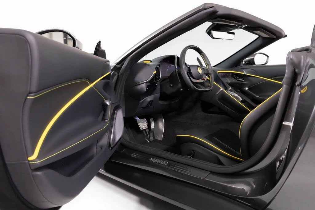 2025 Ferrari Roma Spider - Image 28 of 31
