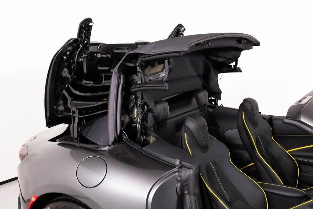2025 Ferrari Roma Spider - Image 16 of 31