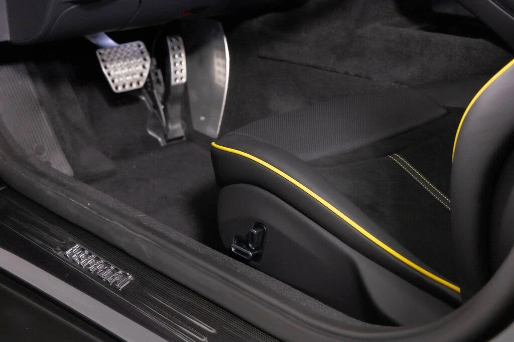 2025 Ferrari Roma Spider - Image 29 of 31