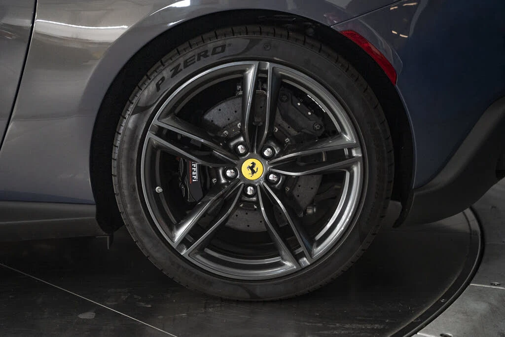 2025 Ferrari Roma Spider - Image 16 of 31
