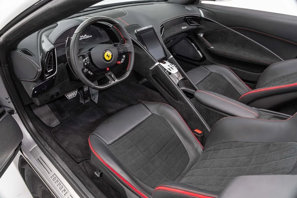 2025 Ferrari Roma Spider - Image 28 of 31
