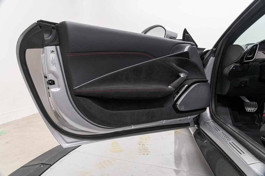 2025 Ferrari Roma Spider - Image 17 of 31