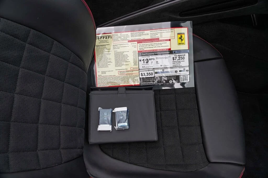 2025 Ferrari Roma Spider - Image 26 of 31