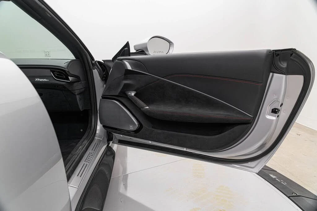 2025 Ferrari Roma Spider - Image 18 of 31